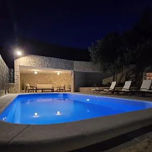 apartments-jakasa.hotels-in-trogir.com/